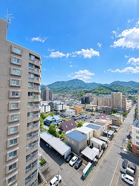バルコニーからの眺望、藻岩山が見合えます。