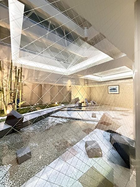 マンション館内、1階の応接ホールにある川を模した演出になります。