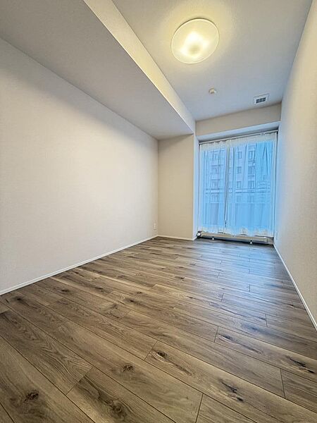 建具なども新規リニューアルされた洋室6.0帖になります。
