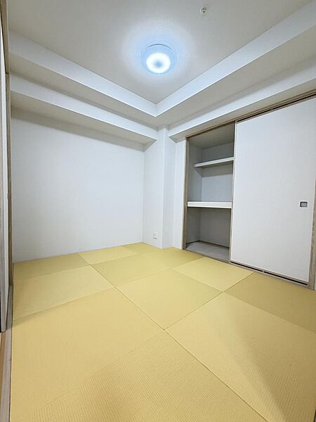 リビング横にあります琉球仕様の和室５．０帖になります。