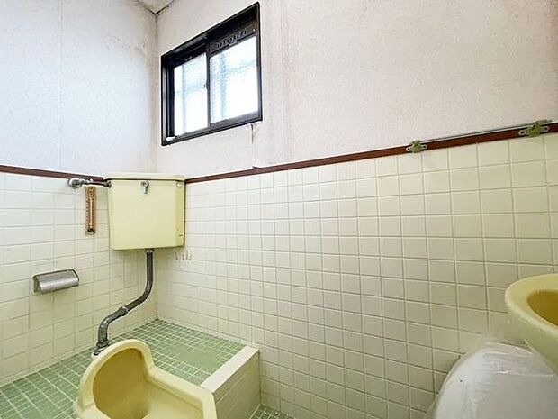 トイレは1階・2階にそれぞれ配置してあります。窓もあり明るいです。