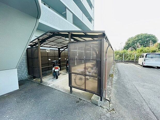 屋根付きの駐輪場とバイク置場です♪