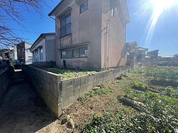 敷地北側には通路があり西側も建物がないので明るいかつ開放感があります。