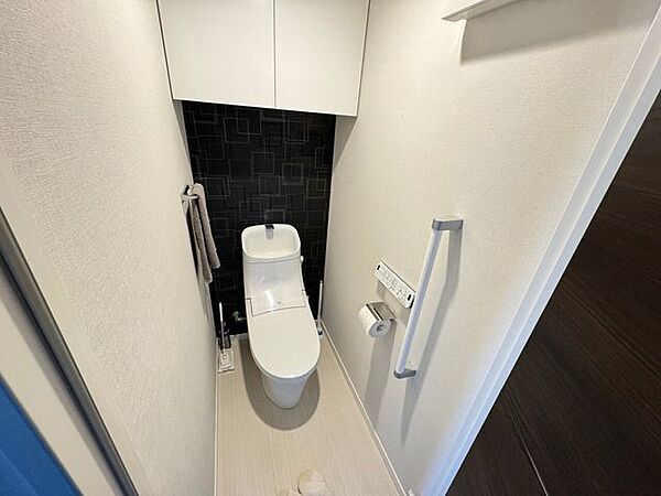 白を基調とした清潔感のあるトイレで嬉しいですね。