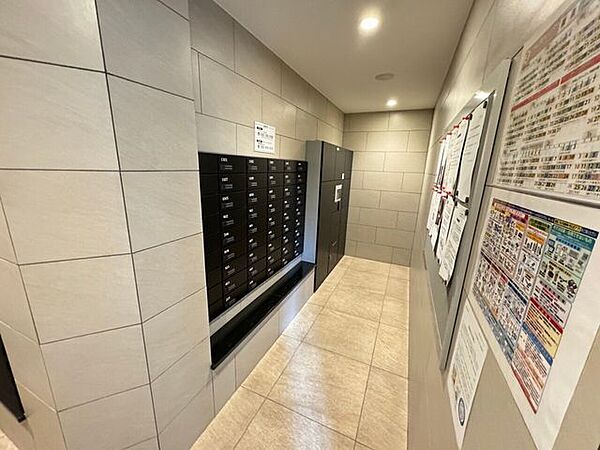 郵便ボックス、宅配ボックス付きです。