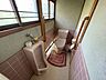 トイレ：窓が多く、明るいウォシュレット付きトイレです！
