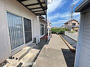 テラス屋根があるのでお洗濯物を1階で干せます！突然の雨でも安心ですね♪