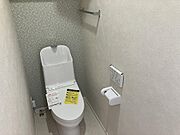 グリーンの壁紙で落ち着くトイレ