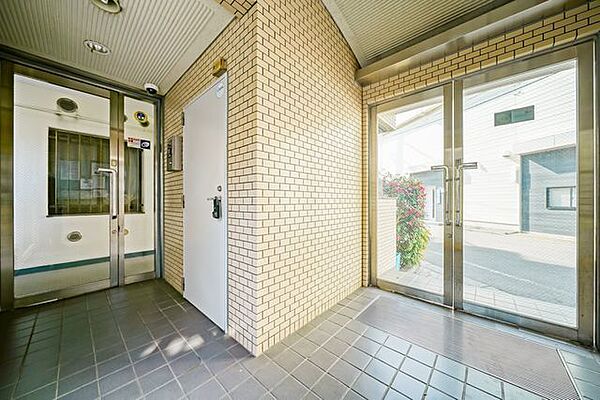 【オートロック】1階エントランスは来訪者が確認できるモニター付きのオートロックシステムです。