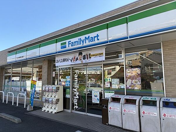 ファミリーマート足立東綾瀬公園店 徒歩2分。 120m