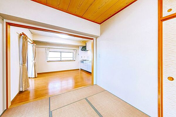 さまざまな使い方ができるリビングに隣接した和室。お子様の遊び場や寝室としても利用できます。※リフォーム後のイメージ画像です。リフォームには別途費用が掛かります。