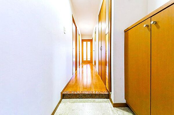 【廊下】下駄箱と物入が付いており、収納力が豊富です。※リフォーム後のイメージ画像です。リフォームには別途費用が掛かります。