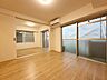 リビング/ダイニング：【LDK】落ち着いたデザインのフローリングのお部屋は、どんな家具とも相性が良いです！！
