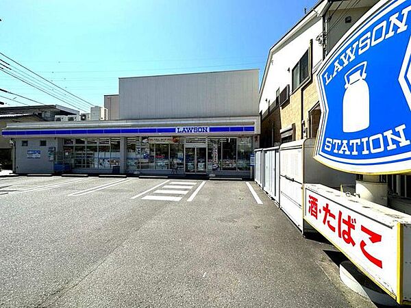 ローソン綾瀬中央通り店 徒歩3分。 200m