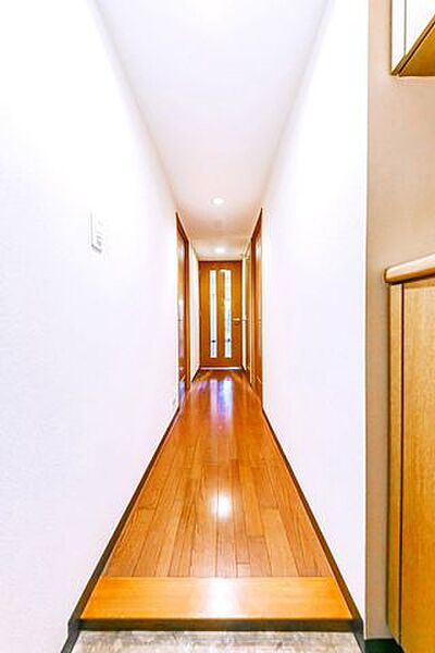 【玄関】収納力のある下駄箱付き。ご家族分の靴をたくさん収納できます。