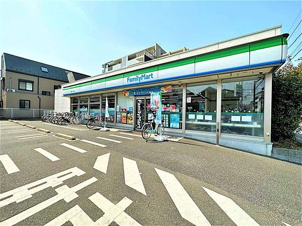 ファミリーマート西新井三丁目店 徒歩4分。 320m