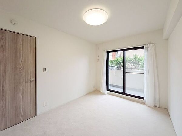 【洋室2】約6.0帖。バルコニーに面した窓があり、あなたの暮らしを支える、お部屋です。
