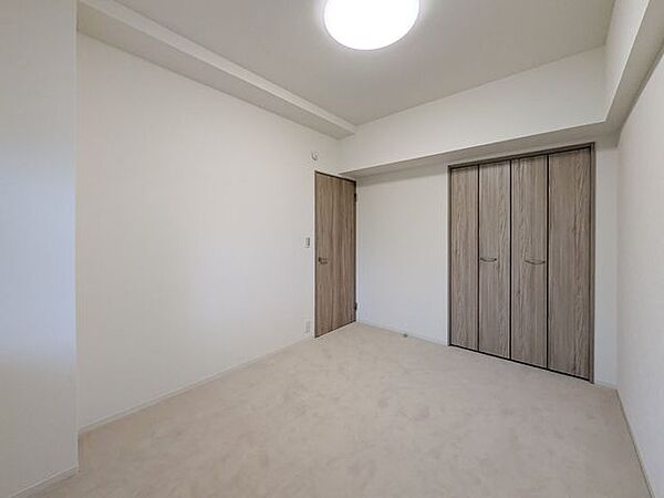 【洋室1】約6.1帖。クローゼット付きのお部屋です。お部屋を効率よく広くお使いいただけます。