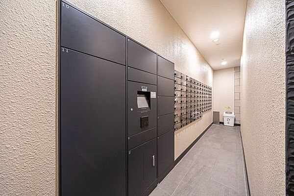 【宅配ボックス】24時間荷物の受取可能な宅配ボックス。不在時の荷物の受取に便利です。
