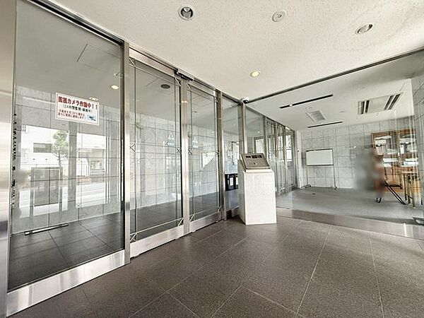 【エントランス】来訪者が確認でき防犯にも配慮されたモニター付きのオートロックシステムです。