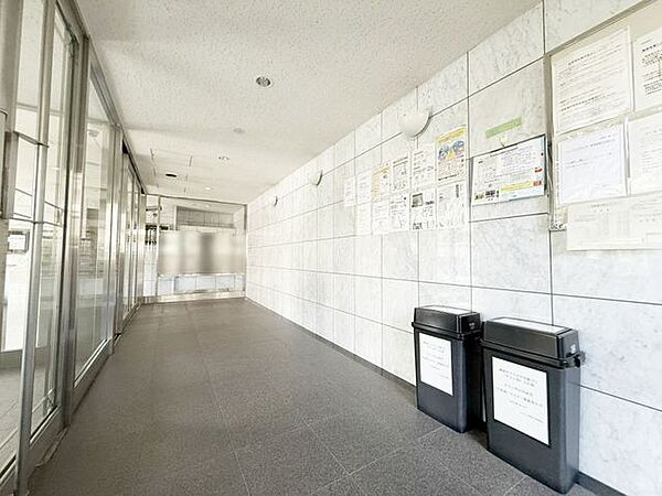 【エントランスホール】脇に集会室があります。