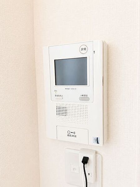 【モニター付きインターホン】来訪者を確認できるモニター付きインターホン。※リフォーム後のイメージ画像です。リフォームには別途費用がかかります。