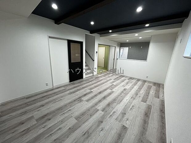 17帖の広々リビングに和室も併設♪