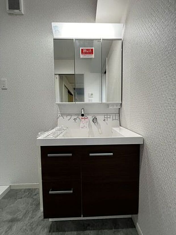 収納たっぷり三面鏡♪