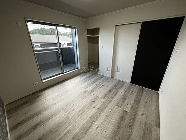 ウォークインクローゼット付きの主寝室♪