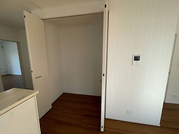 キッチン横の収納スペース