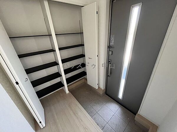 ＼住まいの第一印象を彩る玄関／ゆとりある空間設計で、家族の「いってきます」と「ただいま」を心地よく迎えます。収納力も備え、すっきりとした玄関を保てます。