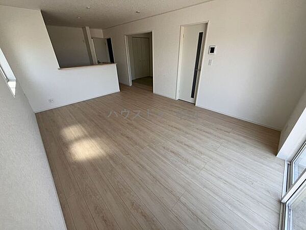 ＼光と風が心地よく巡るリビング／家族が自然と顔を合わせる開放的な空間設計。ゆとりある広さで家具の配置もしやすく、毎日を快適に過ごせます。