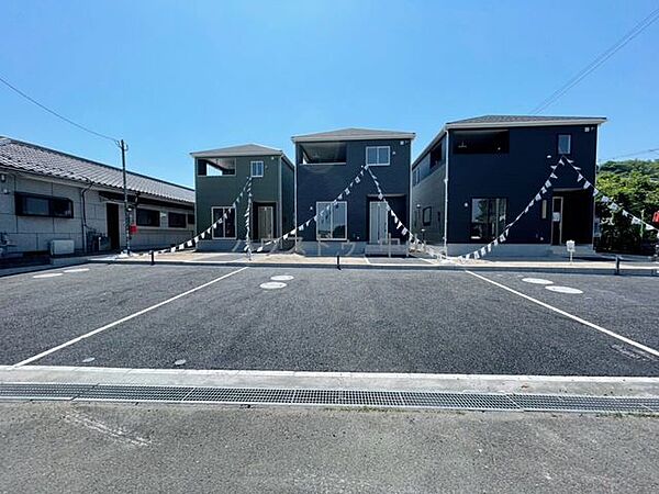 ＼ゆとりの駐車スペース3台分／ご家族それぞれの車はもちろん、来客時も安心の広さ。日々の通勤やお出かけもスムーズな、使い勝手の良い駐車場です。