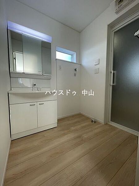 ＼清潔感あふれる洗面空間／ゆとりある洗面室は、朝の身支度もスムーズ。収納もしっかり確保され、毎日を快適にサポートする使い勝手の良い空間です。