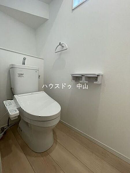 ＼清潔感あふれる洗浄便座付きトイレ／1階に配置された使いやすい設計。快適な機能性と落ち着いた空間で、毎日の暮らしをさりげなく支えます。