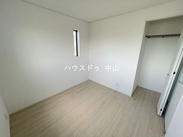 ＼家族の成長に寄り添う2階洋室／子ども部屋やワークスペースなど用途自在。収納もしっかり確保され、すっきりと使える快適なプライベート空間です。