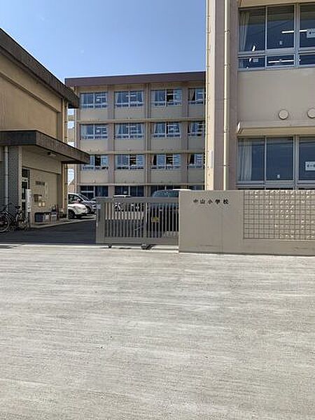 中山小学校中山小校訓は、やさしく　かしこく　つよく教育目標は「もっといい自分」をめざす、心豊かで、たくましい中山小の子どもの育成生徒数は1449名で各学年6～8クラス（R3年度） 1520m