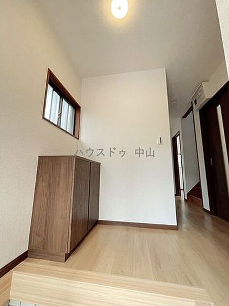 ＼住まいの第一印象を彩る玄関／ゆとりある空間設計で、家族の「いってきます」と「ただいま」を心地よく迎えます。収納力も備え、すっきりとした玄関を保てます。