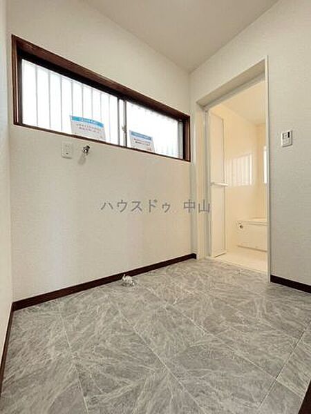 ＼清潔感あふれる洗面空間／ゆとりある洗面室は、朝の身支度もスムーズ。毎日を快適にサポートする使い勝手の良い空間です。