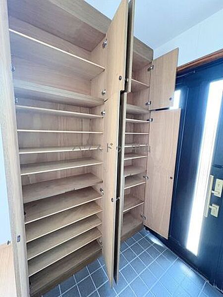 ＼すっきり片付く玄関収納／たっぷり収納できるシューズクローク付きで、家族分の靴もきれいに整理。玄関まわりをいつでも整った印象に保てます。