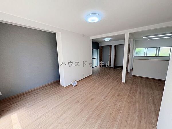 ＼家族の笑顔が広がる住まい／明るいリビングで自然と集う毎日。戸建ならではの安心と心地よさを、ぜひご体感ください。