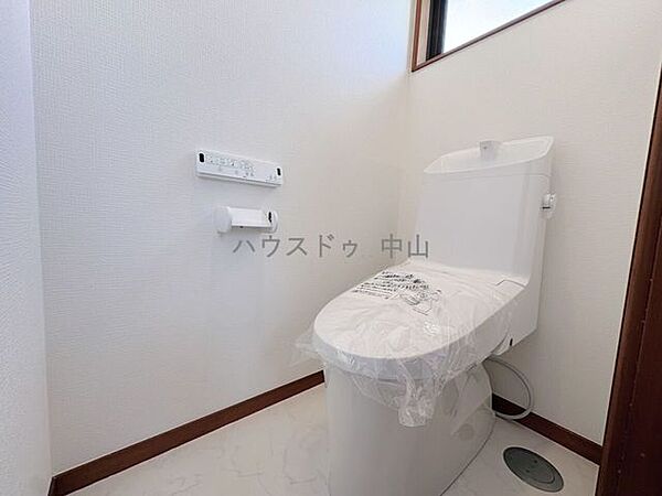 ＼2階にも快適な洗浄便座付きトイレ／朝の忙しい時間帯も混み合いにくく、使い勝手の良い設計。清潔感のある空間で、毎日の暮らしをより快適に支えます。