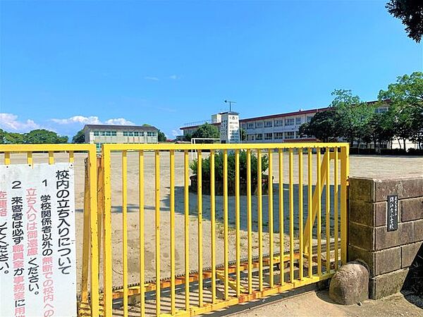 錦江台小学校錦江台小全児童数712名，35学級，職員数60名（R.3年度）学校教育目標は、心身ともに健康で，確かな学力を備えた心豊かな錦江台の子どもを育てる。 1730m