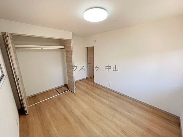 ＼多用途に使える洋室／子ども部屋や書斎、趣味の空間としても活躍。採光にも配慮された明るい室内で、ライフスタイルに合わせて柔軟に使えます。