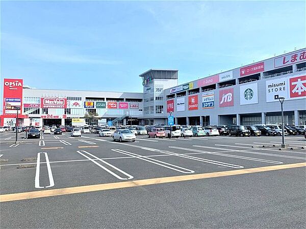 オプシアミスミオプシアミスミ店舗数40店舗　駐車場1200台マックスバリュやアカチャンホンポ、TSUTAYAなど様々な店舗があります。 1380m