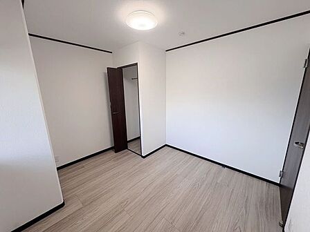 \暮らしにフィットする洋室/プライベート空間としてゆったり使える一室。ベッドやデスクも置きやすい間取りで、将来の使い方にも柔軟に対応できます。