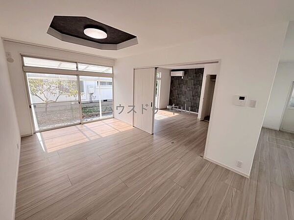 ＼家族の笑顔が広がる住まい／明るいリビングで自然と集う毎日。戸建ならではの安心と心地よさを、ぜひご体感ください。