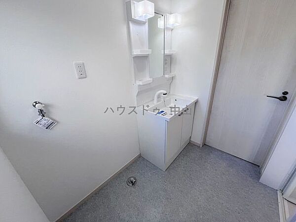 ＼清潔感あふれる洗面空間／ゆとりある洗面室は、朝の身支度もスムーズ。毎日を快適にサポートする使い勝手の良い空間です。