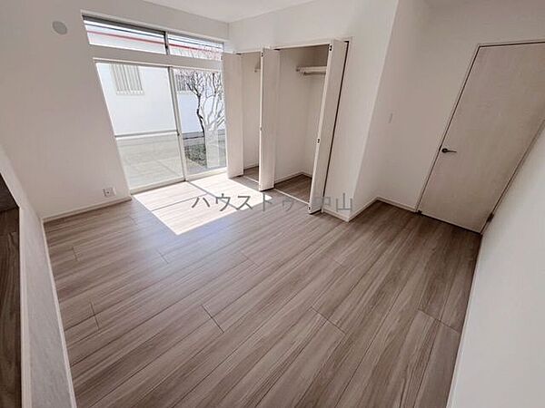 ＼家族の成長に寄り添う洋室／子ども部屋やワークスペースなど用途自在。収納もしっかり確保され、すっきりと使える快適なプライベート空間です。