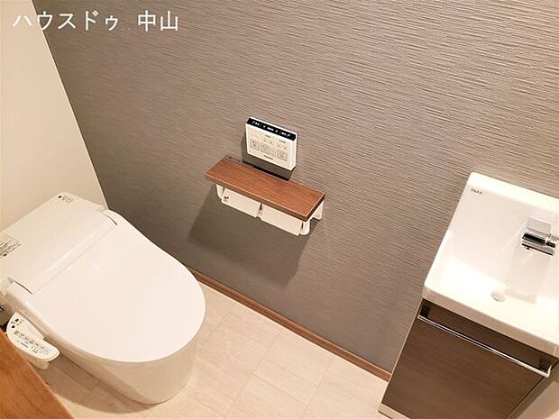 1階トイレ。お手入れしやすいフォルムです。簡易手洗い場付き！